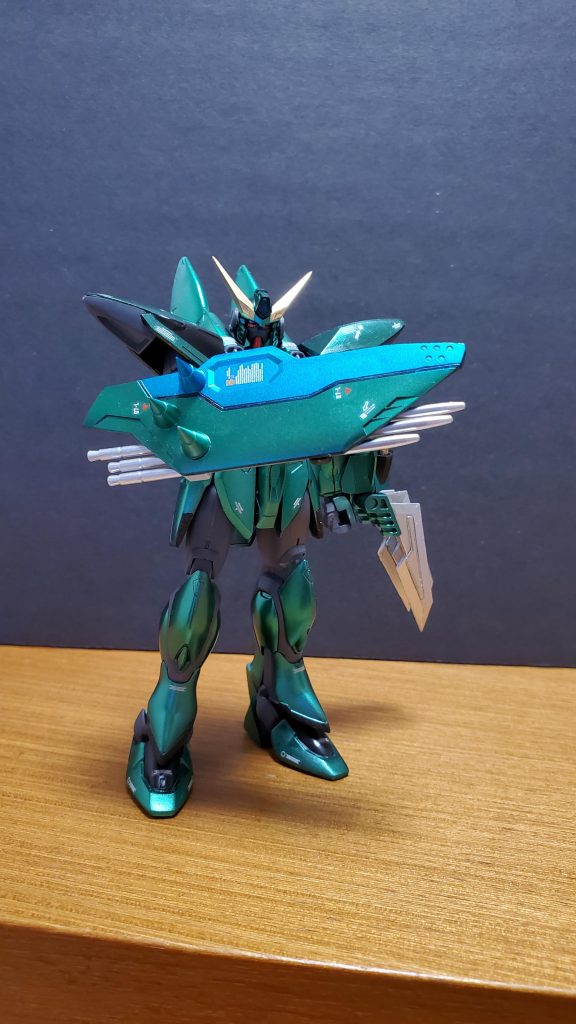 DFH-S2026 攻盾システム「シルトゲヴェール」右腕に装備された複合武装。アンチビームシールドの裏面にビームライフルを搭載している。ブリッツのトリケロスを参考に改良されているが、ビームサーベルとランサーダートは排除された。※スパイクは設定では付いてませんが、俺の個人的な趣味で着けましたw名称はドイツ語の「盾」(シルト)と「銃」(ゲヴェール)に由来。   