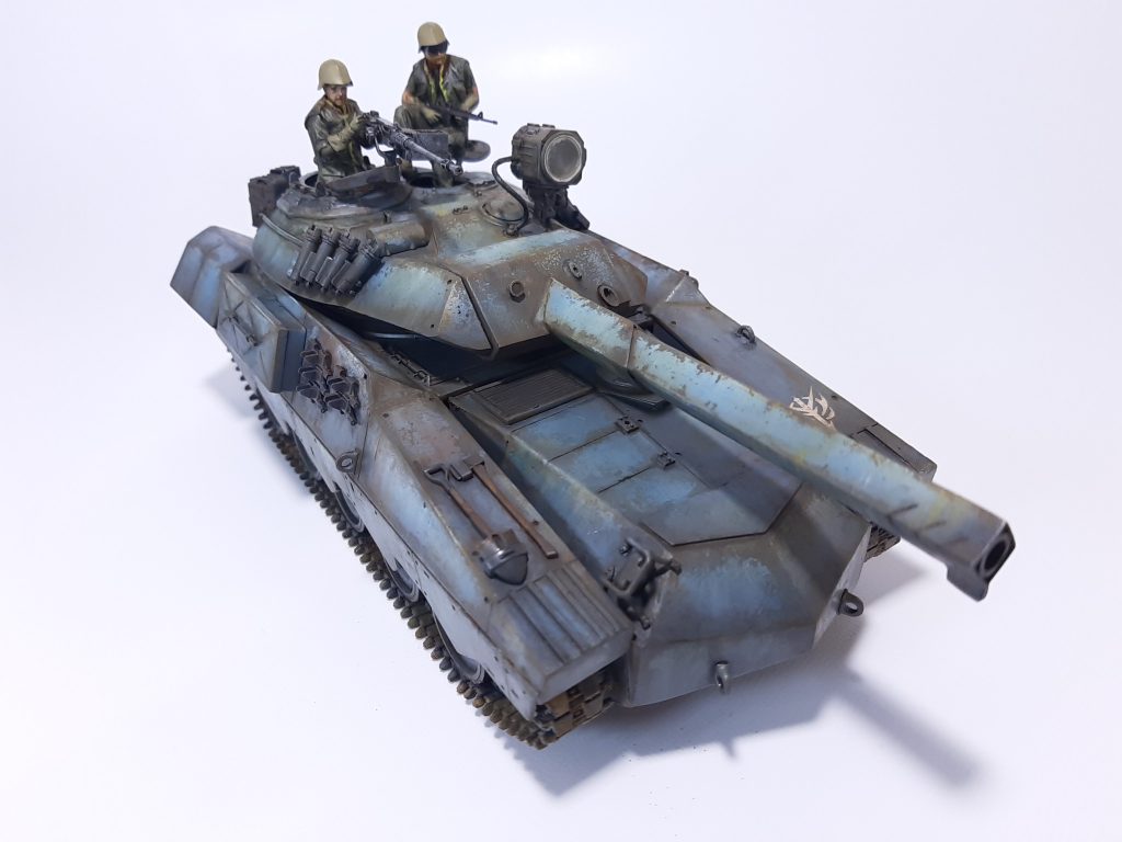 ウェザリングがちょっと強めだったかもしれません。ウェザリングはどうしてもやりすぎてしまいますね。抑え気味の方が近代（未来？）戦車はいい気がします。
