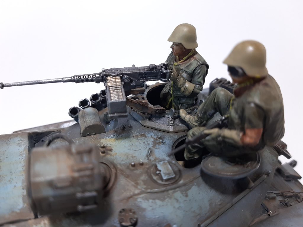 戦車模型は塗装が楽しいですね。いかに塗装でリアルに見せるか。あと、ガンプラみたいにパーツごとに塗り分ける必要がないので、そこも楽ですね。