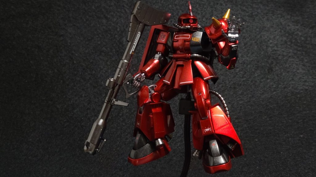 MS-06R-2ジョニー・ライデン専用機の説明はざっとこんな感じみたいですね。実際06R-2として完成したものは４機とされ、その内の３機が実戦投入となっていますね。しかしサンダーボルトのサイコザク等考えると、このパーツを使った機体はあとから色々出てきそうですよね。オラザク設定など展開したら楽しそうですね。あとサカ助の様なリアルMSV世代のオジサン達にとっては、やはりこのポーズはマストですよね！もっとも武器違いますけど（笑）あと掌もイラストは紅でしたね。正直この機体は超久しぶりの全身キャンディー塗装で、おっかなくてあまりポージングできませんでした。また制作にあたっても何か呪われているかの如く、シールドやらボディーやら脚部やら・・・合わせ目やヒケ処理などやってもやっても浮き出てきたり、クリア積層中にも埃噛んだり・・・あとキチンと捨て吹きやったのに、胸部の黒い所にクリアレッドが滲んできて一から塗装やり直したり(T_T)デカールも無駄になるし・・・泣きました。