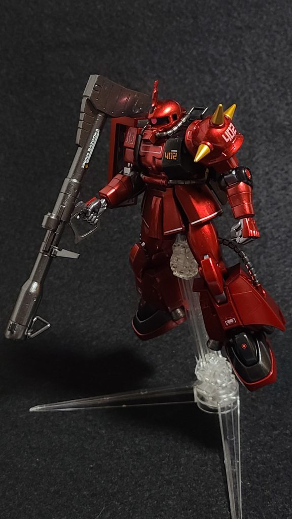 MS-06R-2　高機動型ザクⅡは、言わずと知れた空間用06シリーズのフラッグシップマシンであるが、純粋に高性能を求めた機体ではない。当時ジオニック社は06Fに続く空間戦闘用時期主力MSであるMS-11（後のMS-14ゲルググ）の開発に全力をあげるも計画は停滞していた。06R-2Pはゲルググ開発のテストベッドとなる機体であったが、機動性とビーム兵器の両立が困難であった為である。06シリーズの駆動系は流体パルスシステムを採用しており、ジェネレーターから直接動力を得る仕組みであり、1,000kwクラスのジェネレーターを想定し組み立てられたザク系フレームやシリンダーにはゲルググ用の1,400kwクラスのジェネレーターは荷が重かったのである。実際には機動性を上げていくと機体特製がピーキーになり、更に伝達ロスが大きくなりビーム兵器のドライブに必要な電力の供給が間に合わなくなるのである。これを改善するには大容量の流体パルスの伝達系とシリンダーを持つ専用フレームの完成を待つしか無かったのである。