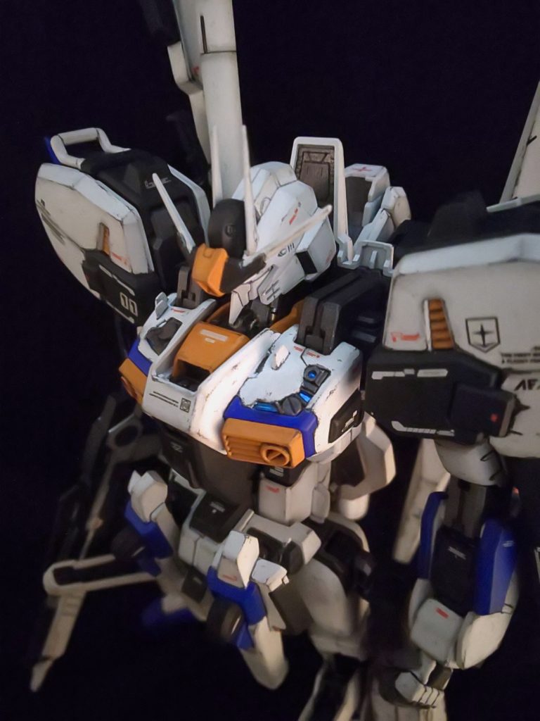 ナイトロをイメージしたメカディテールを胸部に追加。くり貫いて裏打ちしてから色々追加。ダクト周りはスジ彫りで色分け。フロントスカートを新造してインコムを左右に1基ずつ追加マニュピレーターは小さかったのでMSGに変更。