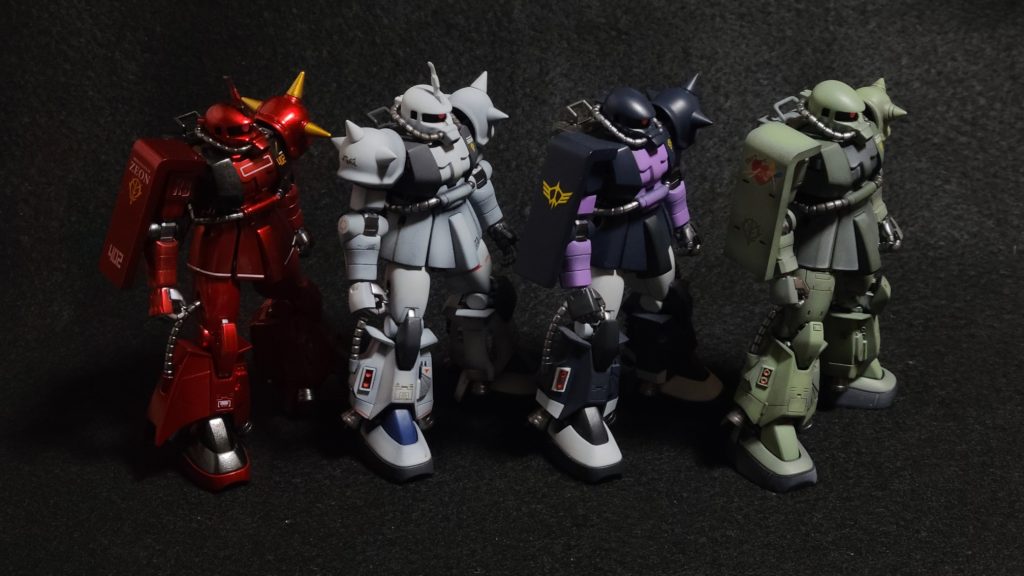 我が家の高機動型コレクション！ボディーと頭部はHGUC032又は040のザクシリーズ、腕・脚・バックパックはジ・オリジンやHGUC151、166の高機動型からの移植になります。正直何勿体ない事やっているんだ！と思うのですが、過去製作したザク達と並べた時に同じザクの発展形として繋がりを感じたい物で・・・