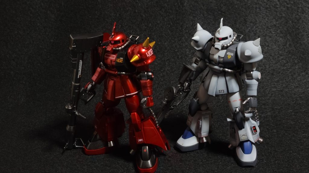 お気に入りの06R-1A改　白狼最終決戦仕様と一緒に。今回の06R-2、その昔サカ助がモデラー復帰した際に立てた目標の一つで、いつかテカテカで美しいジョニー号を作る！を実現した物になります。過去色々なジャンルを作りましたが、全てはガンプラの為（笑）キャンディー塗装はカーモデルで練習をしました。これからも色々な物に手を出していくんだろうな。最後までお付き合い頂き有難うございました。