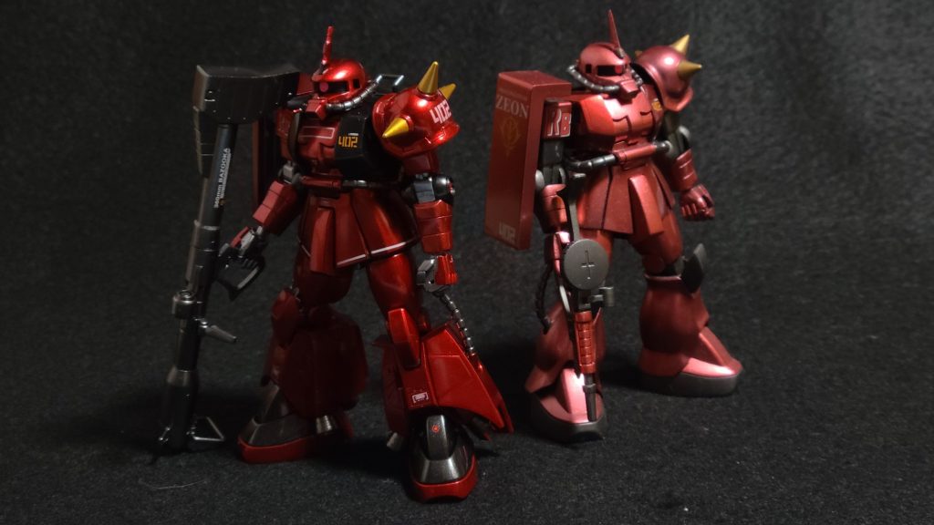 過去作の06Sとの２ショット。だいぶ日焼けしてピンクっぽくなっちゃいましたが、これはキャンディーではなく赤メタで塗装したものになります。いつかこの２機並べてみたいと思ったんですが、思いのほか色合いが違ってましたね（笑）ザクマシンガン（実はバズーカも）に赤い専用塗装しているのですね！