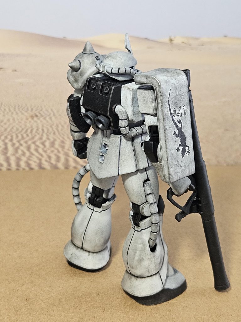 シールドや頭部、ちょっとしたオーガデカールはAmazonで1/144用のホワイトオーガを探して使用しましたが、リアル版ならぬアニメ版のように目立つデカールのみの使用です。デカール失敗が……… アーマー部分の階級デカールが横にするはずが、外して張ったところ見事に真上に………