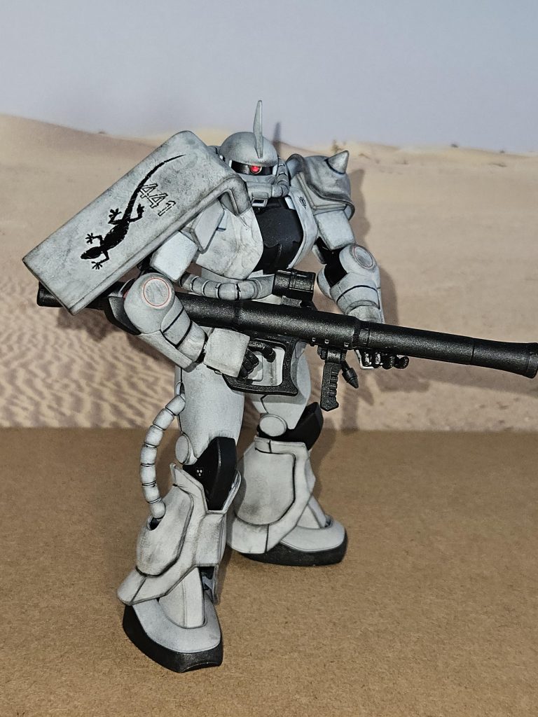 シールドとバズーカ上部の穴はパテ埋めして、バズーカにあった予備弾倉用の穴消しと思いまして。