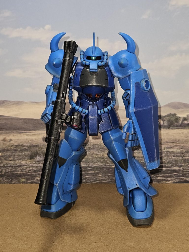 余っていたリバイブ版ザクのバズーカーを持たせてみました。バズーカーは一応、ガンダムマーカーのジオンブラックで塗装してシルバーのウェザリングしました。