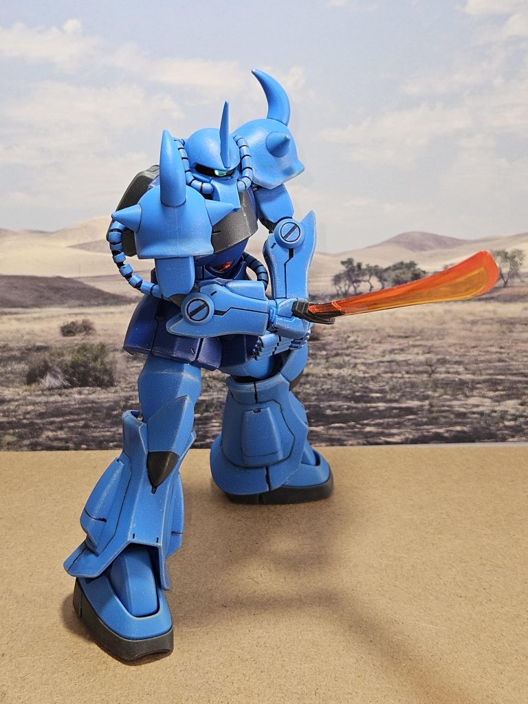 動かそうと思えばモノアイベースは可動出来ますが、一度バラさないと動かないので止ました……