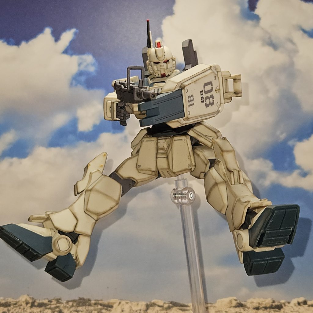 本当はコンクリートにラックの爪を……ジャンプ状態で構えたような……ちなみに背景はAmazonで探して使用してます。足元と背景の裏側は、100均でバルサみたいな板にPR盤とA3サイズより大きい画用紙を両面テープで貼り、背景は貼らずに板と背面により掛けて再利用可能にしてます。制作途中が無いのですが、胴体のポリキャプの間に、ランナーにある部品番号の所を切って1.5㎜位上げて胴体の可動範囲を広げてます。但し、小さく切って穴あけも必要なので頑張る必要は有ります。