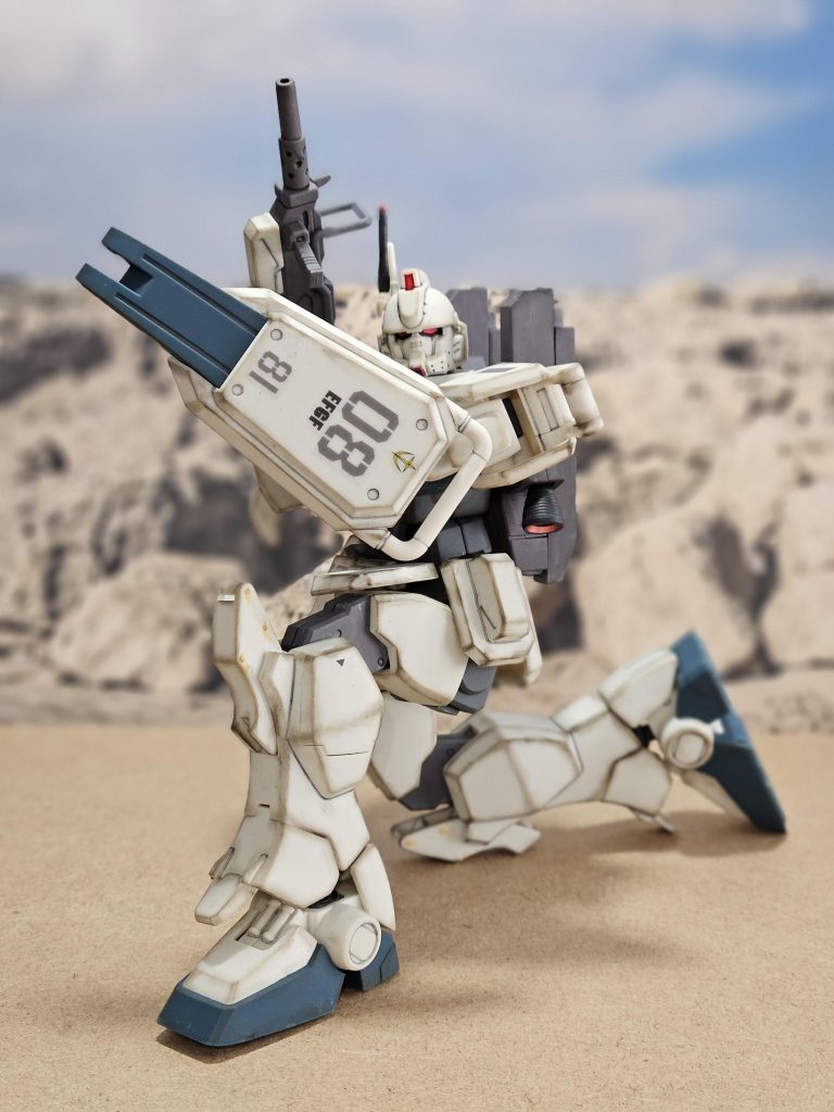 ロイヤルレッドメタリックが白地だといい発色するので良いかと思います。ちょっと見えるバーニアー内部も、外側、ラック全体も全てガンダムマーカーです。ちなみに、マシンガンの予備手部分の根元が折れてしまい固定してます。