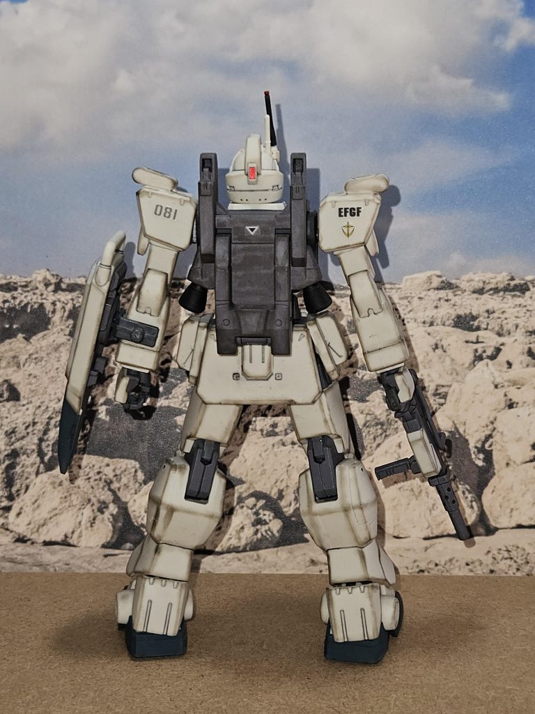 ガンダムマーカーを主に塗装してますのでモノアイやスクリーン、部分的な色は全てマーカーペンで塗り、一応マスキングはしたり、はみ出た部分はマーカー消しに綿棒を使用してます。