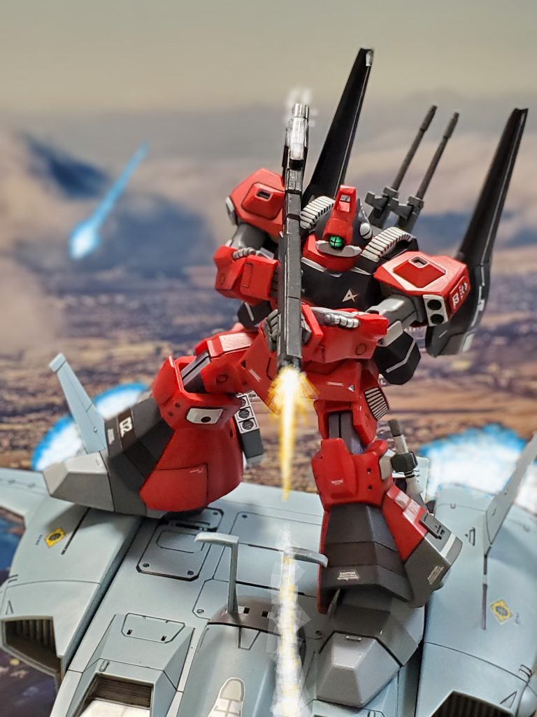 宇宙世紀0087年8月、アウドムラのハヤト・コバヤシは大規模な作戦は時期尚早と打電するが、民間からの参加者が多いヨーロッパ支部は聞き入れず『ラサ生産基地奪取作戦』を開始❕アウドムラはヨーロッパ支部援護のためラサ基地Eエリアより進軍する😎✨ラサ基地のティターンズ戦力は低下しているとの情報を元に立案された作戦だが、先行しているヨーロッパ支部から緊急入電📶⚡ベースに突入したボッシュ・ウェラー少尉を中心とするMS部隊が、伏兵していたティターンズ部隊に急襲され危険な状態に陥っているとの事…😓💦ハヤト・コバヤシはアムロ・レイに救援に向かうよう指示👉️アムロはMS部隊を率いて防衛網を突破しベース中枢へ急行する🏃💨