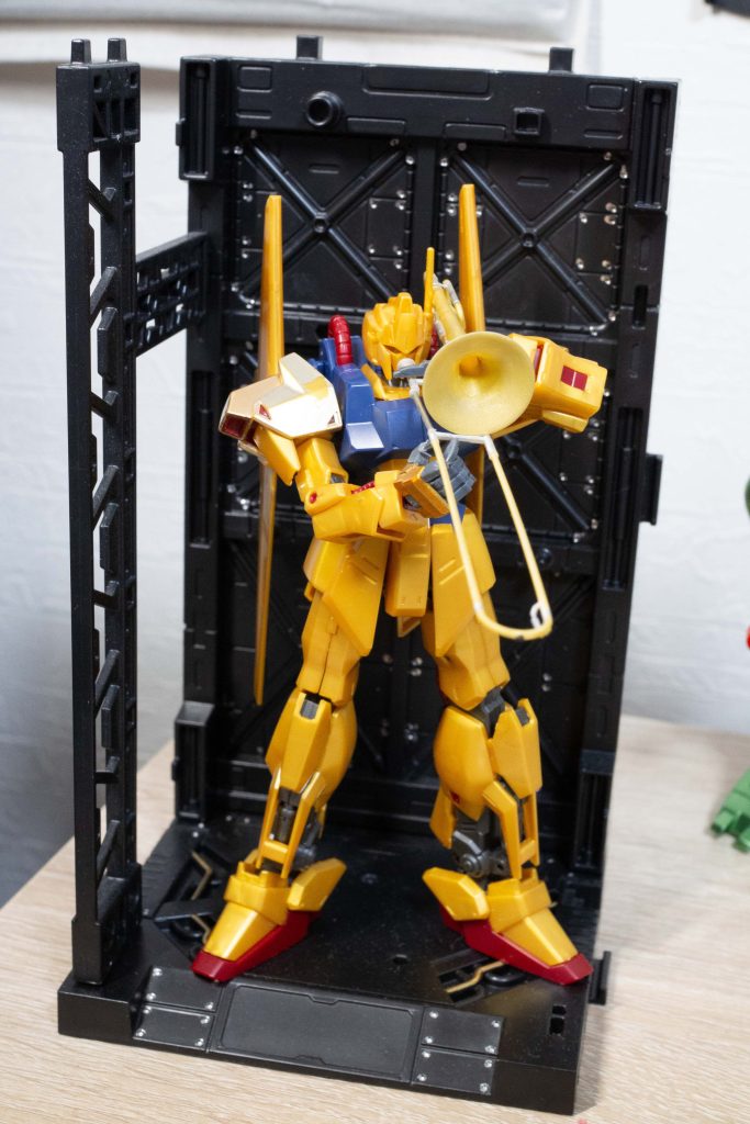 トロンボーンって、構えると後ろにはみ出すので、うまく構えられるモビルスーツってなかなかいないんですよね。ガンダム系だと、ビームサーベルにぶつかるし、小顔じゃないとだめなのでザク系はアウト。手持ちの積みプラから、これなら行けそうと思い、百式をチョイス。ただこれも、バックパックがぶつかるのでとても苦労しました。トロンボーンそのものは３Dプリンターで作成されたもの（ネットで購入）で、柔らかいので折れないようにするのも大変でした（1箇所折っちゃいましたが、、、）指の加工はそれほど難しくはなかったです。