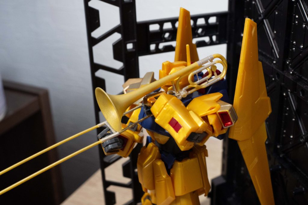 指の加工などが終わり、試しに構えさせたら、偶然にもうまく構えることができてしまったので、塗装は諦めました（笑）