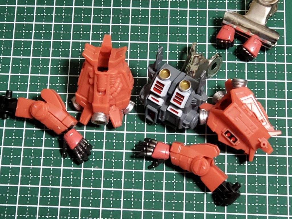 バックパックや手首、脚部を部分塗装