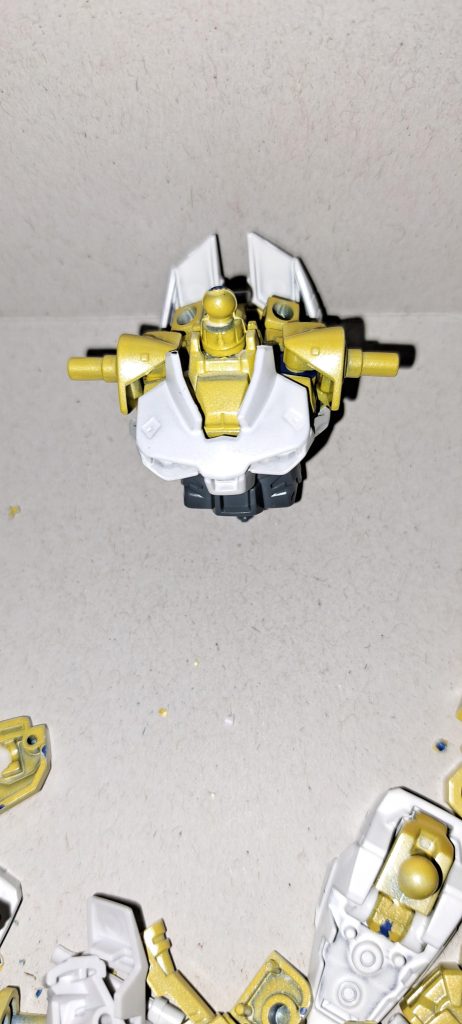 組み立て当初はフレームのみ塗装してあり装甲は白で行こうと考えてましたが仮組したものを見ると物足りなさを感じてシルバーメタルで塗装してみました ポリキャップも色変えたくてサフ吹いてパールイエロー吹いてってやってみましたが失敗でした(笑)組み立ての時にパリパリ割れて剥がれてしまいました( T∀T)