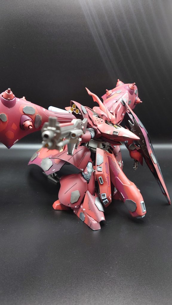 顔を下に下げるために首のボールジョイントを短くし、密着するようにしました。肩が寂しく感じたので、少しパーツを貼り付けています。メタルプレートを各所に貼り付けていますが、正直無くても良かったかもしれません。