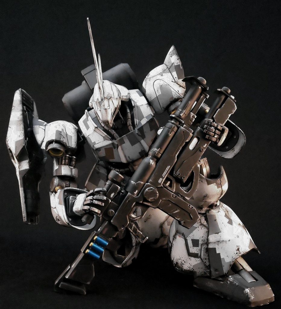 珍妙な武器。ビームライフルの下にショットガン付けてます。プラ板やパイプ等で自作。ストック部分にホルダーのようなものと弾をつけました。この武器は映画プレデターの影響です。