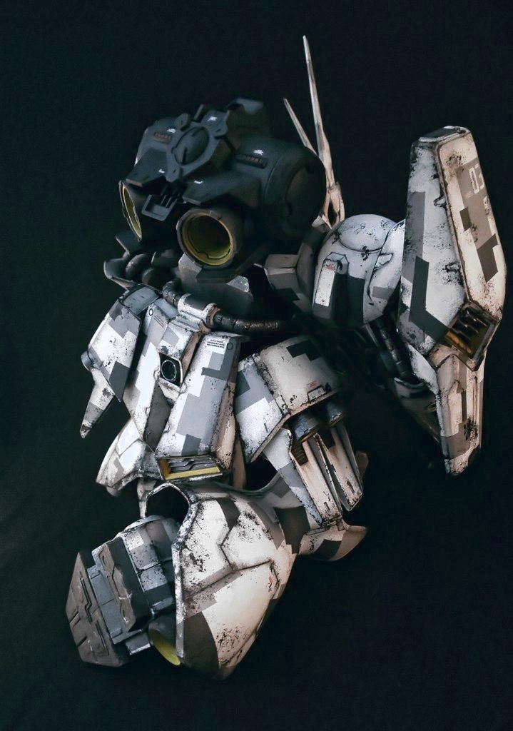 膝をついたロボットの待機状態が大好きなのでこのポーズをさせるために関節を作ったり腹部を斜めに延長して固定したりの改造しました。カラーリングは雑誌で見た戦車(チャレンジャー？)がかっこよくて真似たものです。