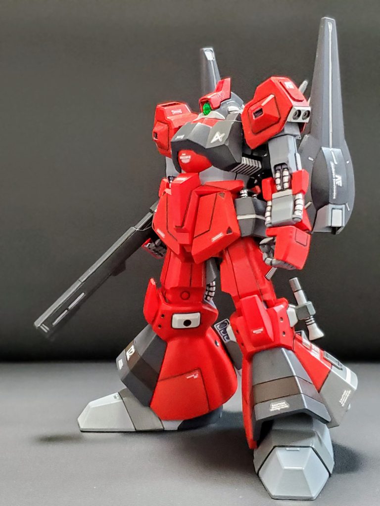 今回は2体目となるリック・ディアス制作🎶アムロ・レイ搭乗機という事で、その戦闘力が存分に発揮できる機体として高機動タイプで仕上げてみました😊✨カラーリングは大幅には変更せずですがアムロをイメージして配色にさりげなく白色を織り交ぜてます🎶今回も相変わらずの筆塗り全塗装🖌️メインの赤には初使用となるクレオスの紅色を採用🟥通常のリック・ディアス赤との違いを狙ってみました👍全体的にノーマル機との形状違いを表現するために少しですが、プラ板と市販パーツでディテール🆙スジ彫り少々のレシピで仕上げております🙇