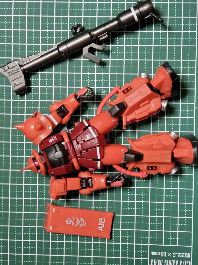 スカート、二の腕に白いライン追加。ブレードアンテナはヤスって細くしました。肩とスカートにデカールチョイ足し