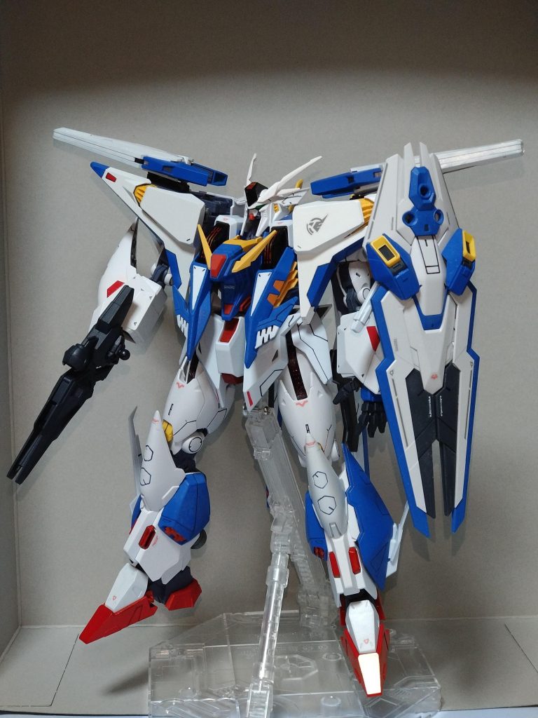 全身。原作・Gジェネ版のカラーリングを意識しつつ、エアリアルにも寄せようと明るい青色を中心に塗装しています。左肩にはアスティカシア学園のホルダーマークを。額と両襟は黒の塗装+HGからのシールで強引にシェルユニット化しました。腿のシェルユニットはFMエアリアルそのままです。