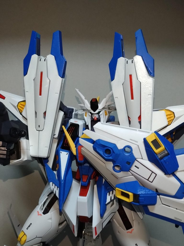 両肩に鎮座しているフェーズドアレイキャノンはアームの可動による副産物でシールドのようにも立てられます。後ろ向きに倒し上下の向きを変えれば原作のようなパーメットスコア4の状態にも。