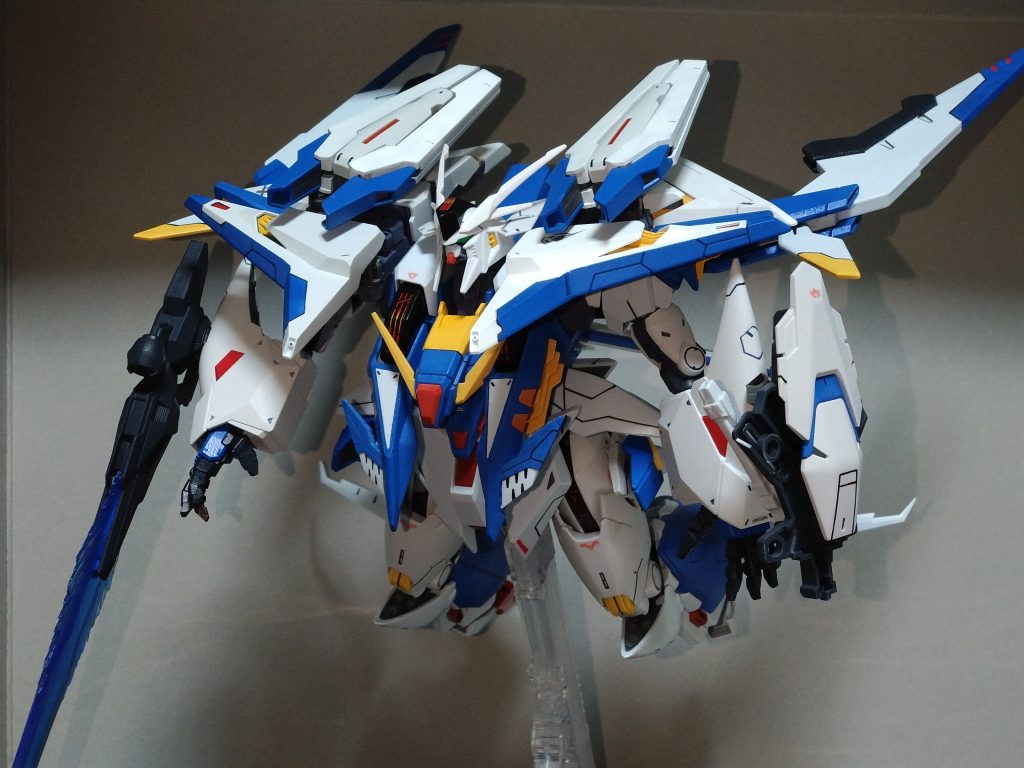 当然クスィーの十八番、フライト・フォームにもできます。(ライトの当たりが悪く、この写真だけ暗くなってしまいました…)フェーズドアレイキャノンの向きを変え、エスカッシャンの一部を腿と腰に接続することでエアリアルのビットオン・フォムの要素も足してみました。正面だと分かりづらいのが難点です。