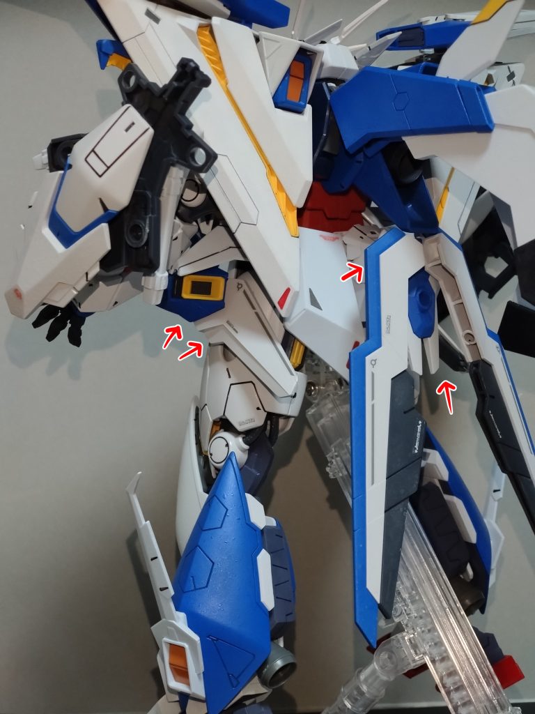 部分的ビットオン・フォーム。分かりづらいですが矢印の部分が接続されたビットステイヴです。残った2基はかわいそうですが盾の基部にお留守番です。クスィーのリアスカート中央にFMエアリアルの一部装甲を足すことでビットを接続できるようにしました。