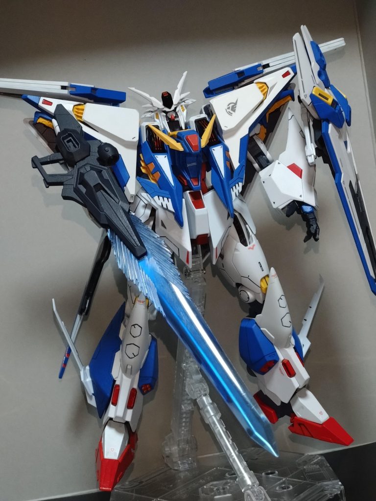 武装はエアリアルのライフルをそのまま使用していますが、本来は腰にマウントするものを前腕に着けたら実戦的でしょうというfor Answerにより写真のようになりました。左腕にも装着できます。