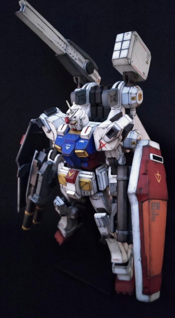 数年前のやつです。この頃照明が強すぎて少々見づらくなっております。すいません。キットのプロポーションは良いのですが合わせ目処理と塗り分けが多めです。ミサイルハッチ展開やアーマーのパージもできません。MGはどちらもできるのでお勧めです。