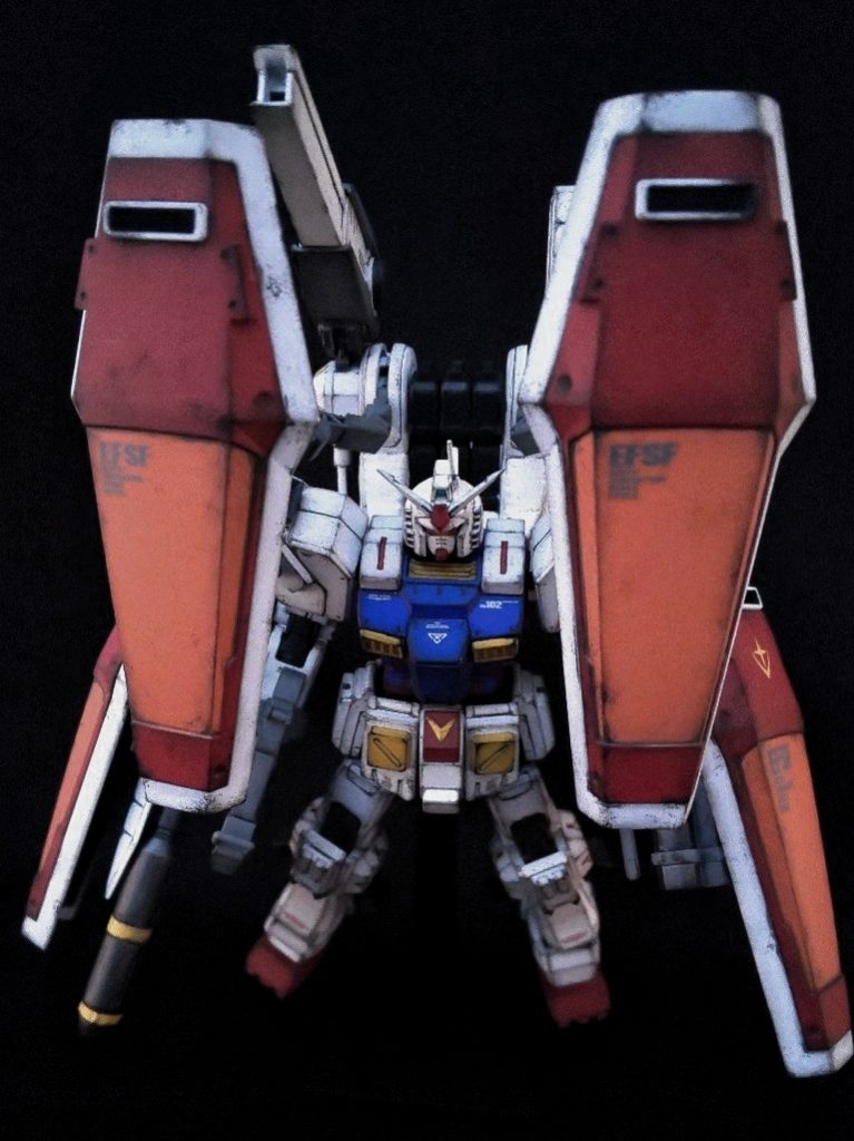 バックパックアーム部分の差し替えでシールドを2枚追加。複数のシールドを装備してる理由。サンダーボルトの世界では敵が狙撃してくるんであらゆる方向からの攻撃を防ぐ為と、デブリ帯に高速で突っ込む時に機体の損傷を軽減させる為。アムロは全部避けるからいらないですね!