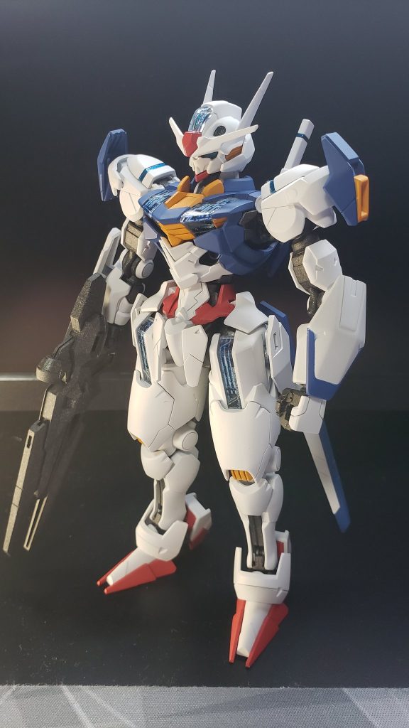 シールド展開!ポージングはよく解んなかったからやってない! アンテナ上のシェルユニットの下パーツと、両肩の上と、ビームサーベルの柄の青は一応キャンディ塗装して光沢クリアしてるのでちゃんとピカピカしてるんですよ。写真じゃ分からんけど…。