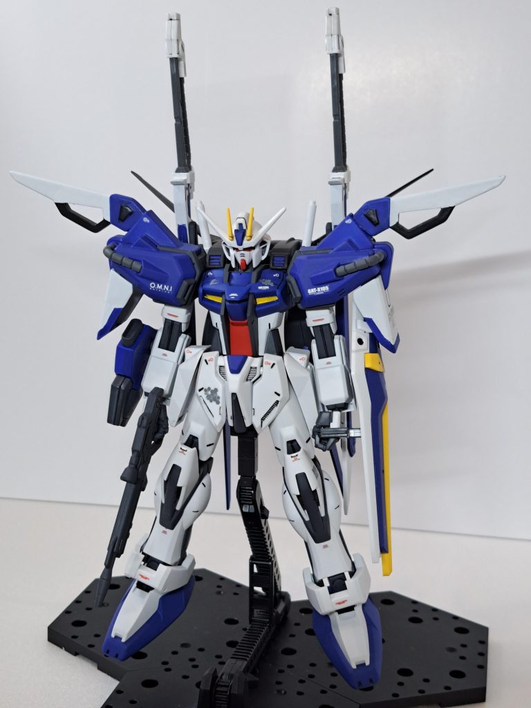 機体設定ストライクガンダムはストライカーシステム運用研究のため少数量産されており、本機は大西洋連邦が建造したストライクガンダム3号機であり、キラ機とは別機体。高機動エールストライカーと近接戦闘ソードストライカーの複数同時運用による一撃離脱戦法の運用研究に使用され、本機の運用データは後にソードカラミティの開発に受け継がれている。……という妄想設定を考え、今回の制作に至りました。