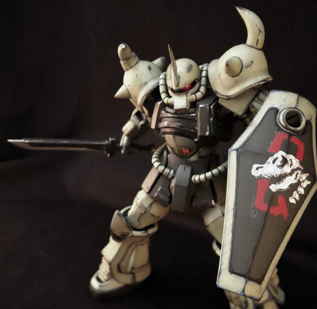 ヒートサーベルの他に実剣を装備しており、見づらいですがスカート左の鞘に納めることができます。この頃は塗装ブースが無く家庭の環境が悪かったため全部筆塗りです。シールドのパーソナルマークはつまようじの先端を潰して筆代わりにして描いてました。マークは恐竜の骨と赤いQ。恐竜の骨はなんかかっかよかったからでQは全く覚えていません。まどマギを見返してた頃なんでキュゥべえでしょうか。