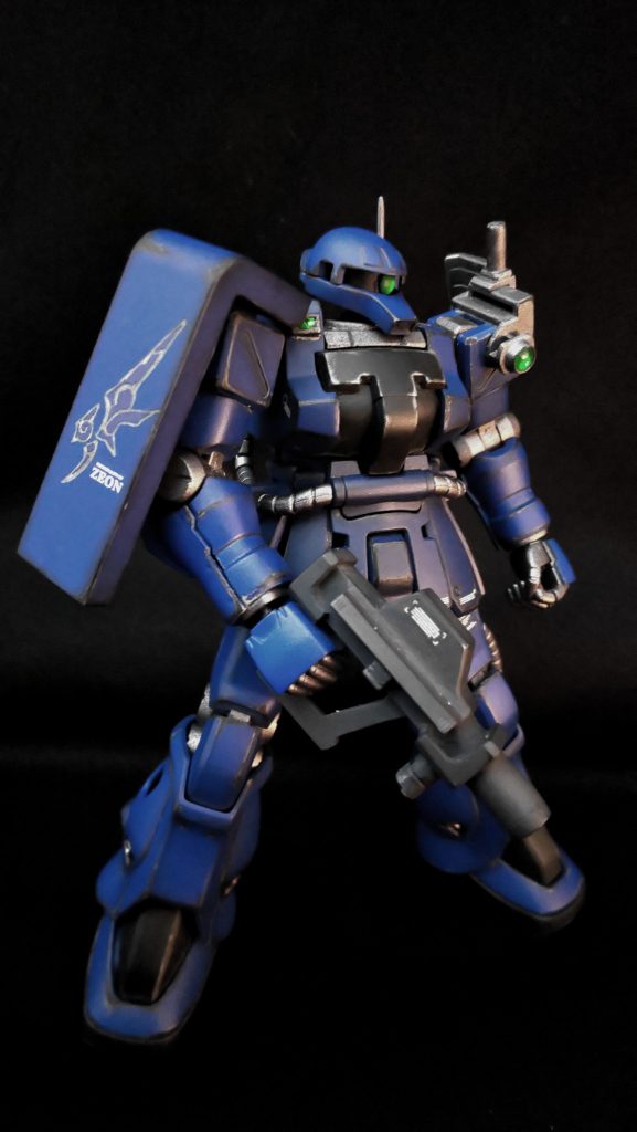 もう1機は同じく夜間戦仕様のザクF2。ザクフリッパーのような機体が作りたくてジャンクパーツでカメラのようなものを取り付けてます。パーソナルマークは夜と言えばコウモリのイメージで右肩シールドに描きました。・・・コウモリか？そしてこのザク、右手に持つのは撮影用カメラガンなので武器を一切装備してません。夜間戦仕様でしかもグフとチームなのに。画像はこの2機で終わってるので2人のチームになります。