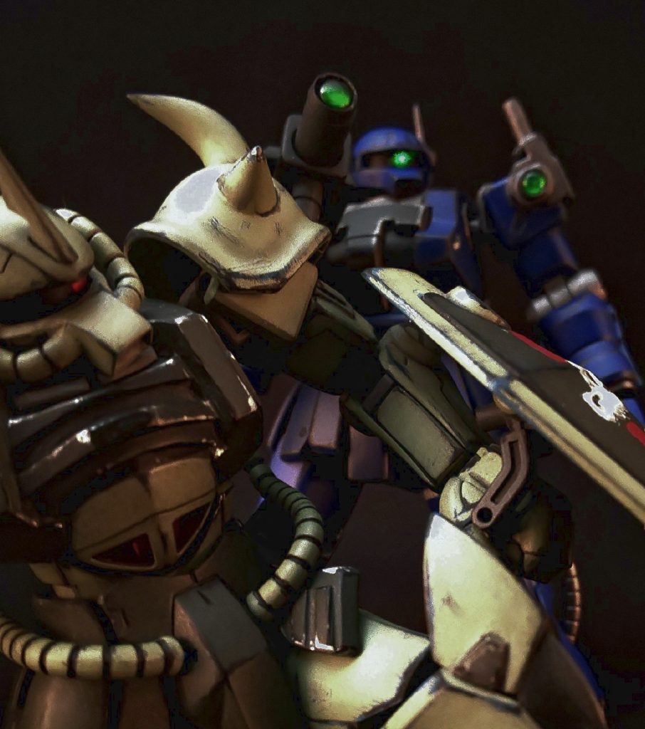 夜を演出するため電気を消してスマホライトで撮ってました。こうして高性能なカメラで敵基地を夜に偵察し、グフは剣2本で突っ込みザクはカメラガンを捨てて殴りかかる作戦なんですね。いじめか！夜間戦向いてないよ！飛び道具持たせろよ！もう1機くらい入れろよ！ご覧いただきありがとうございました。作ってる時はとても楽しかったことはお伝えします(笑)