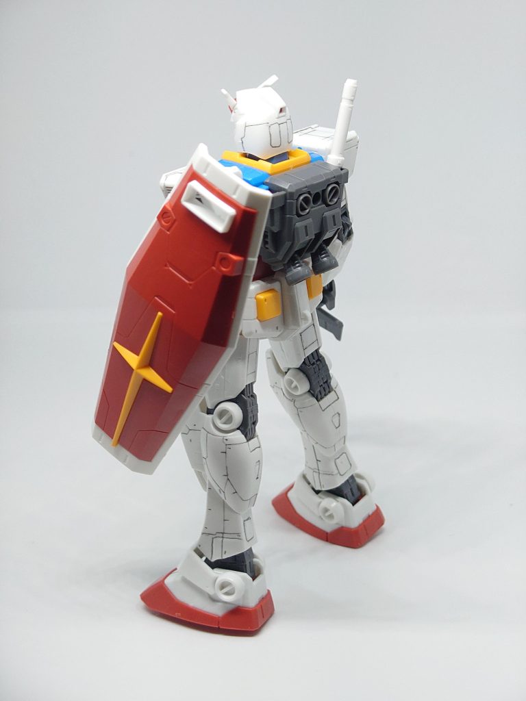 リヴァイヴ版ほど細くなく、旧HGほどずんぐりむっくりしていないバランスの良いキットだなと思います。1/144のガンダムでは一番プロポーションが良いのではないかと。