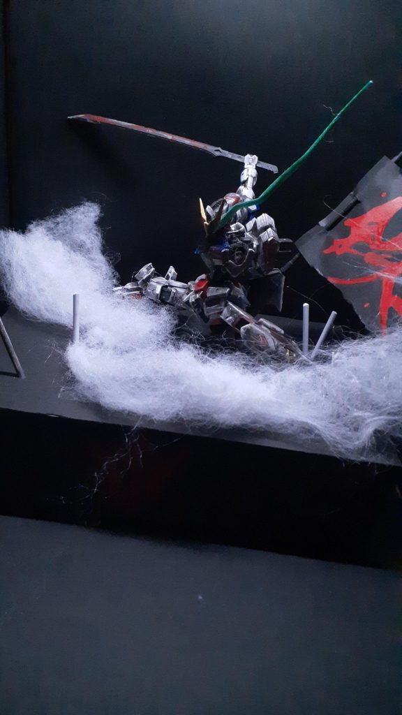 写真には加工バチバチに入れてます。旗ですが、バルバトスのメイスに刺してます。ジオラマにしたかったんですけど、予算がなかったです。有り合わせのものでなんとか形にしました。