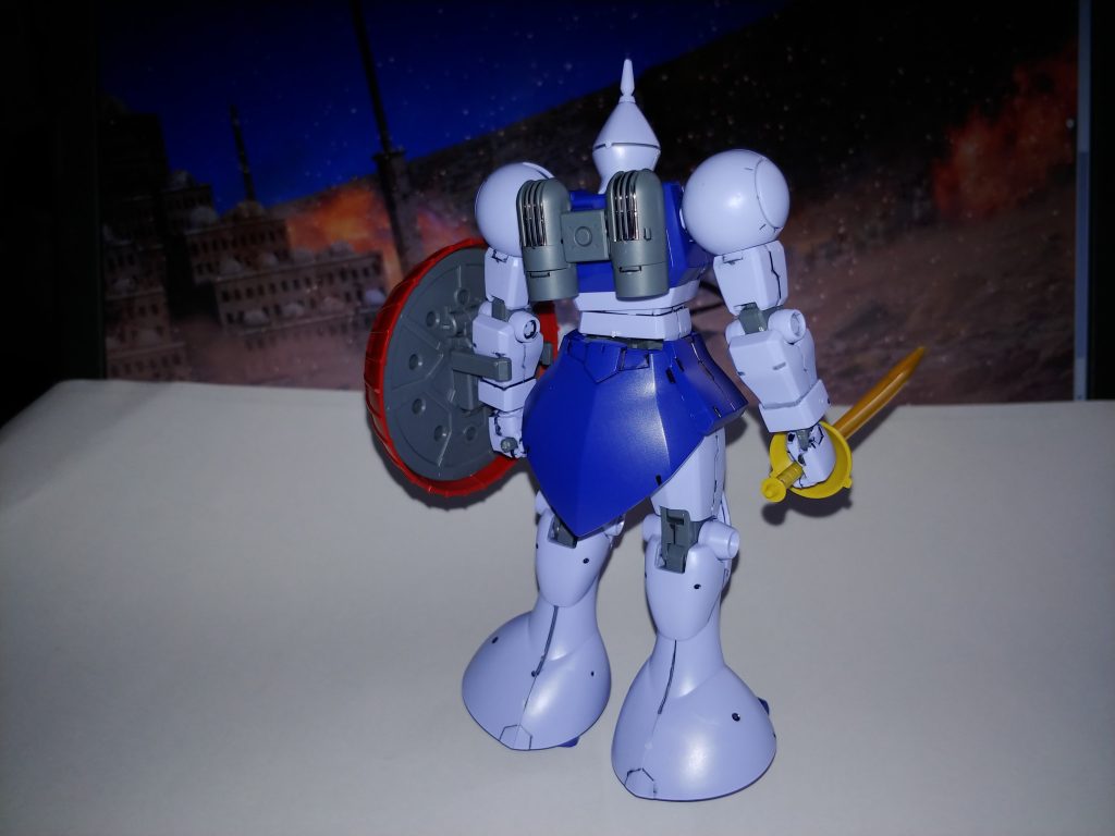 なるほど、装備を盛り付けても似合う背部。