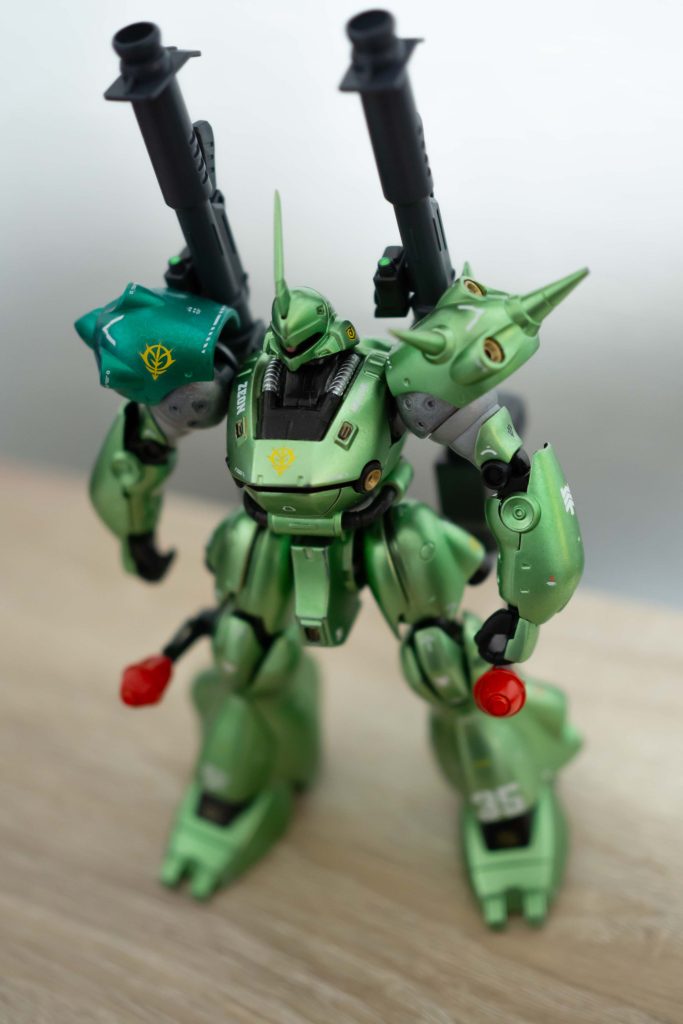 ガンダムマーカーメタリックは、全般的に塗膜が薄いため、まずガンダムマーカーゴールドを吹いて下地をしっかりさせてからメタリックをⅡ回吹きました。右肩の色が違うのは、ちょっと魔が差しました（笑）