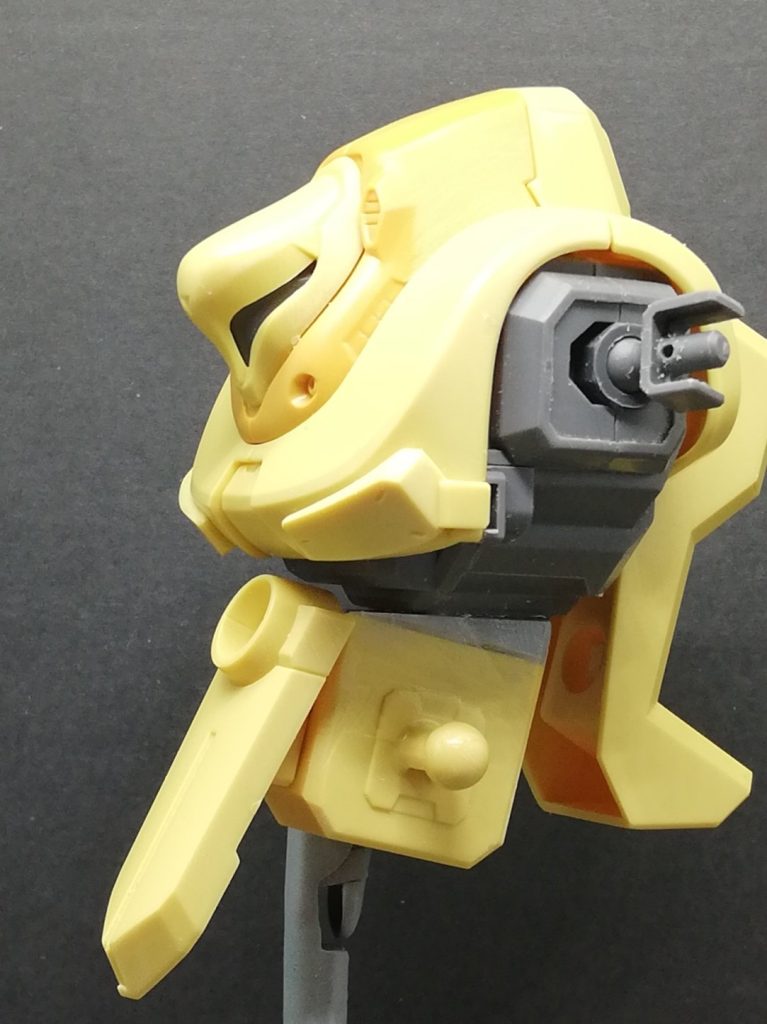 立ち姿が決まるよう腰ブロックに楔状にスペーサーを入れます。前傾気味に。