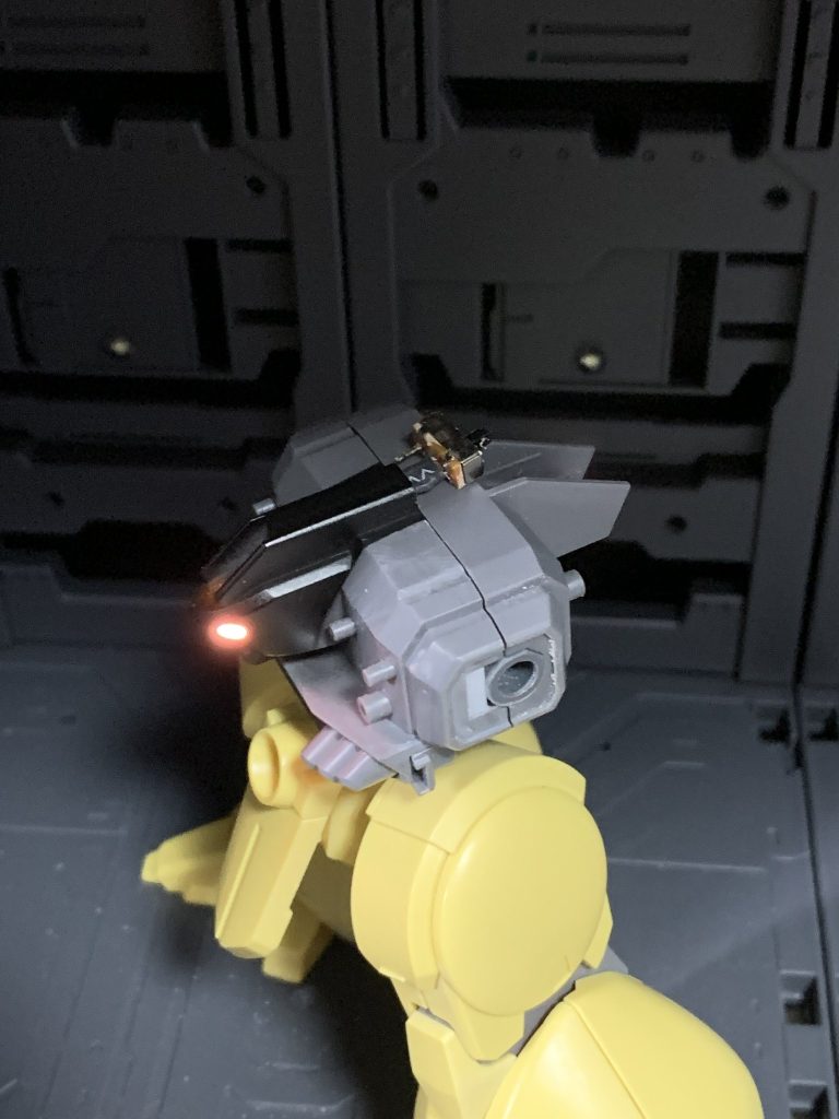 電飾工作中。重量物であるブースターを支える強度が欲しいので、電池交換は諦めて接着しました。