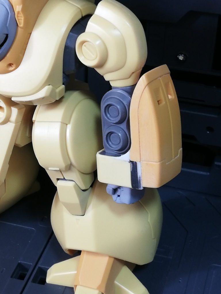 ZZ版ぽくなるよう修正中。また、肘の軸に真鍮線を通してガワラ曲げ感が出るように曲げる。力技。