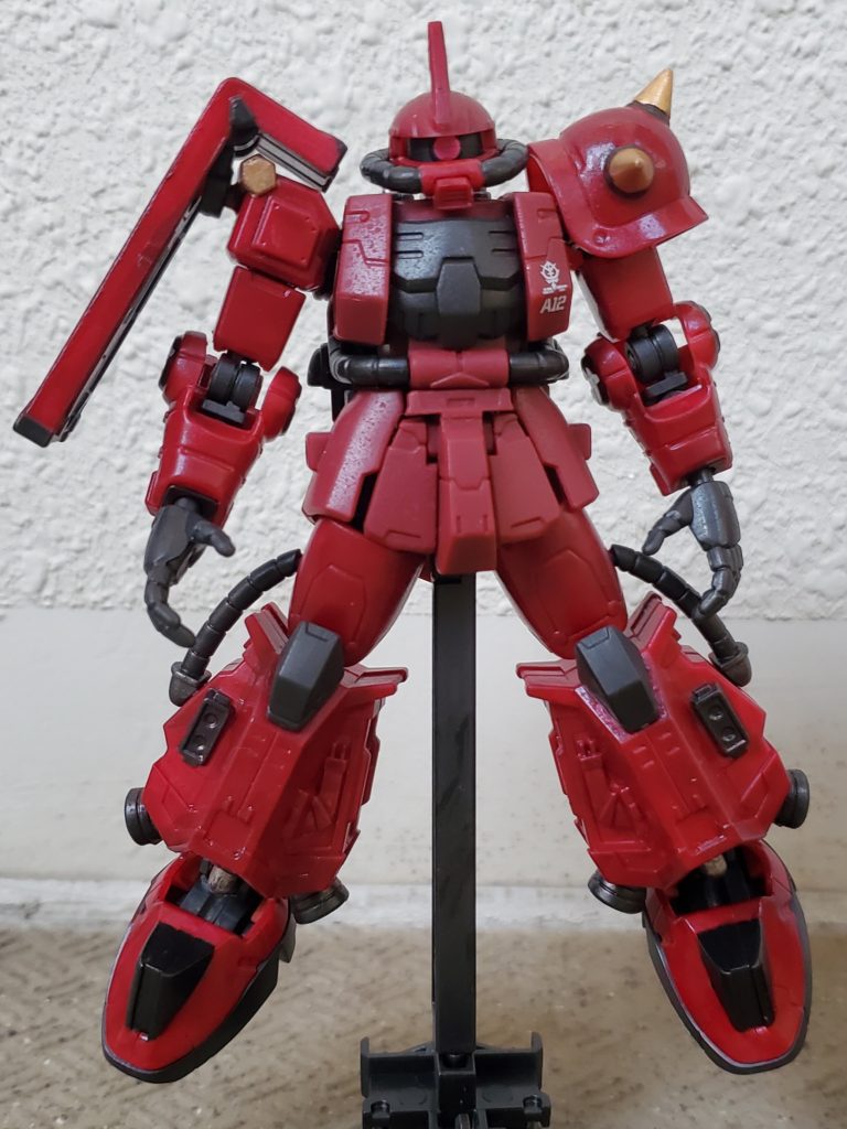 深紅のボディに、ゴールドのトゲトゲ。我ながらサイコザクに近付けたと思う。1つ違うところは、胸の色。黒の部分▶オレンジ赤の部分▶黒なのですが、敢えて塗らず。…というのもロゴ(エンブレム)が消えてしまうのと、オレンジの塗り方が下手という理由。