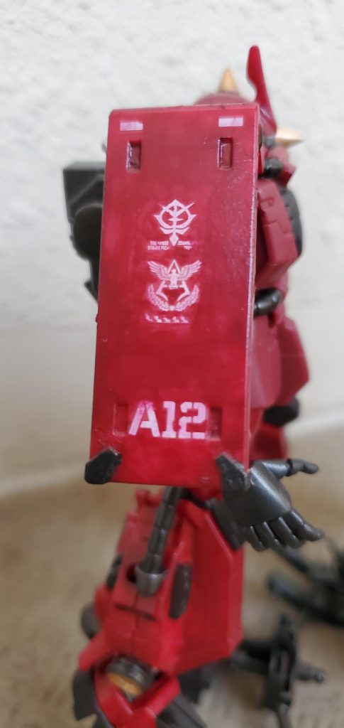 とはいえ、シールド部分だけ塗らないのはおかしい。初めはエンブレムも塗りつぶしてしまいましたが…「サイコザクだからシャア専用じゃないし。ダリルローレンツ専用だし…でも、あくまでサイコザク風だよな。バックパック作れないしな。てことは、シャア専用か…」しかも…エンブレムかっこいいよ?消すのもったいないよ?でも…エンブレムかっこいいよ?消すのもったいないよ? ということで、面相筆でちまちま×2少しかすれ気味のエンブレムにしましたよ!今回、一番こだわった部分ですね〜いやマジ、我ながら頑張った(๑•̀ㅂ•́)و✧そして、カッコイイ😍✨これなら、胸のエンブレムも消さずに濡れるくない?と思いつつ、このままでもカッコイイので、今回は放置!(気が向いたら塗るかも)