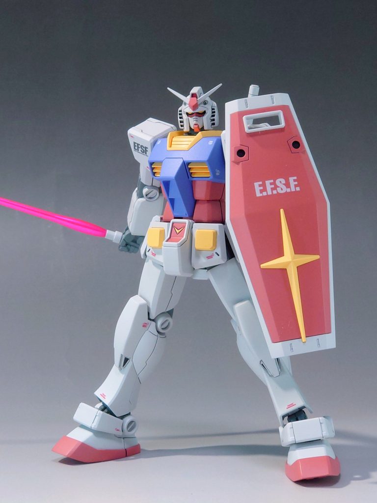 ビームサーベルには偏光パールを吹いて光の当たり具合で色が変化するように。少し派手だったかも?