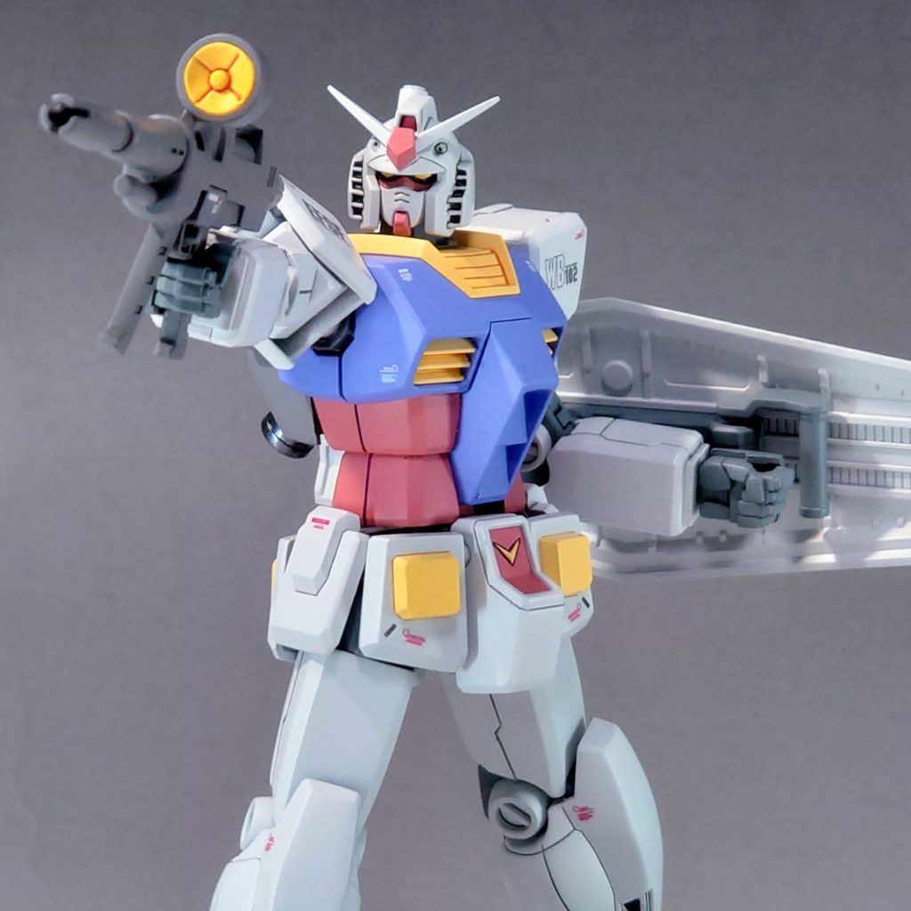 武器と関節はそれぞれ違うグレーで塗り分けてます。カメラ類と本体色の色も差別化。