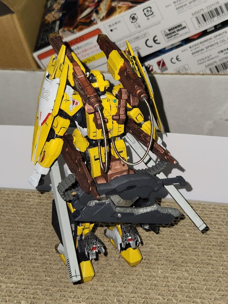 基本はラッカー塗料で、細かい所はエナメル塗料で全て筆塗りしています。